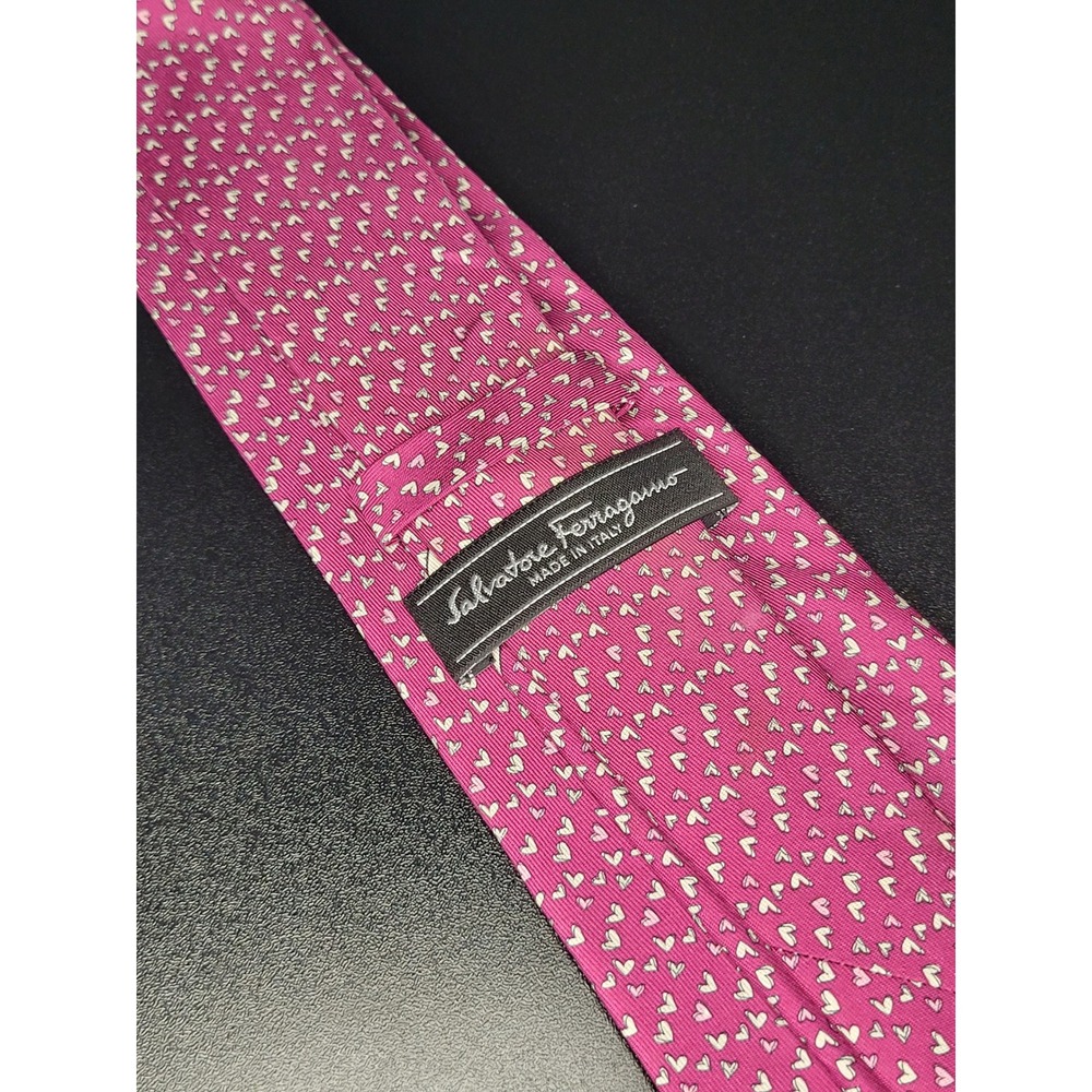 Salvatore Ferragamo Mens Silk Tie Pink Heart Pattern Made in Italy